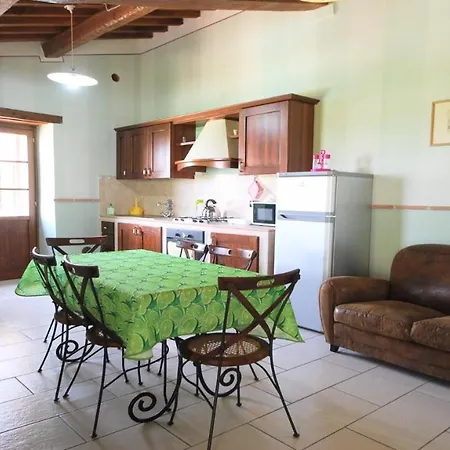 Aircon, Wifi, Infinity Pool, Jacuzzi, Manicured Gardens 6 Apts - All Amazing Colle Umberto