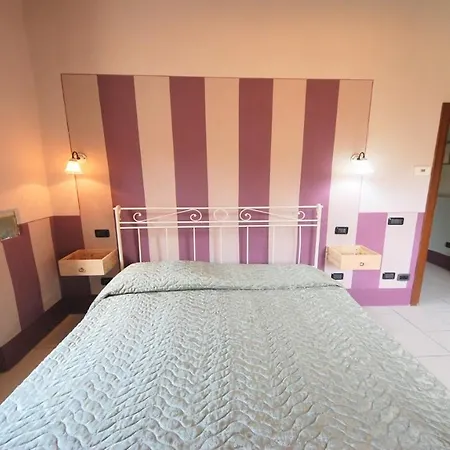 Aircon, Wifi, Infinity Pool, Jacuzzi, Manicured Gardens 6 Apts - All Amazing * Colle Umberto