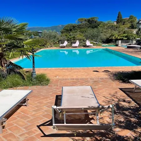 Aircon, Wifi, Infinity Pool, Jacuzzi, Manicured Gardens 6 Apts - All Amazing * Colle Umberto